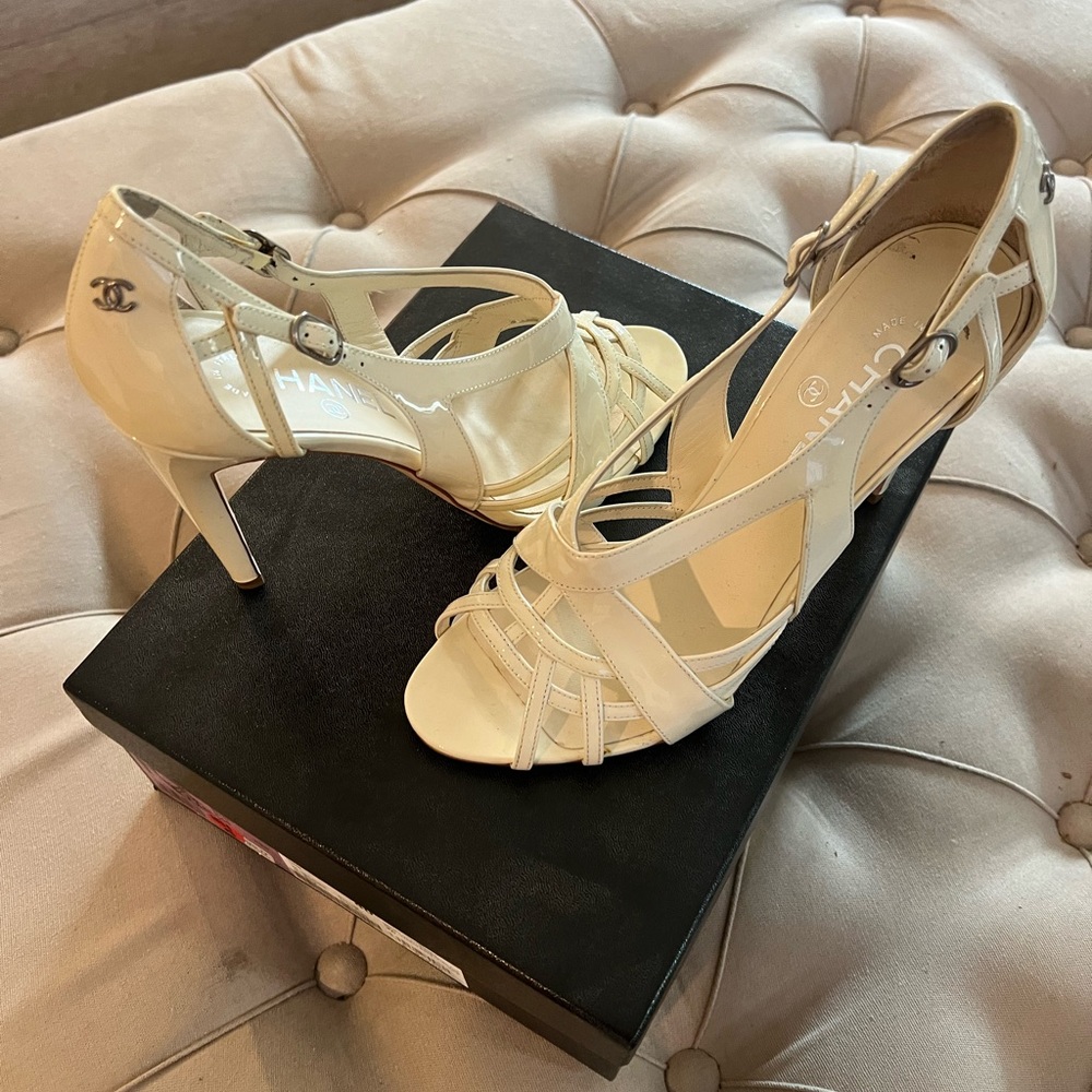 CHANEL WHITE PATENT LEATHER STRAPPY SANDALS HEELS PUMPS size 40 NWT